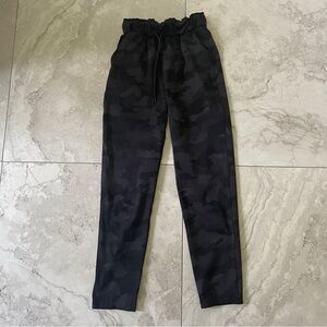 Lululemon Stretch High Rise 7/8 Pants - Camo Size 2